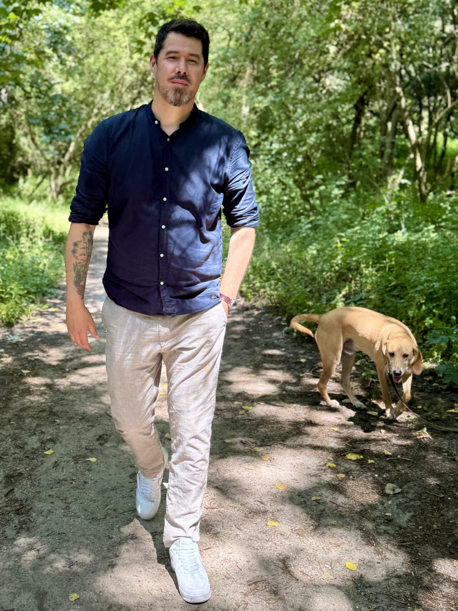 Foto van Ruben met onze hond Mack in de duinen.